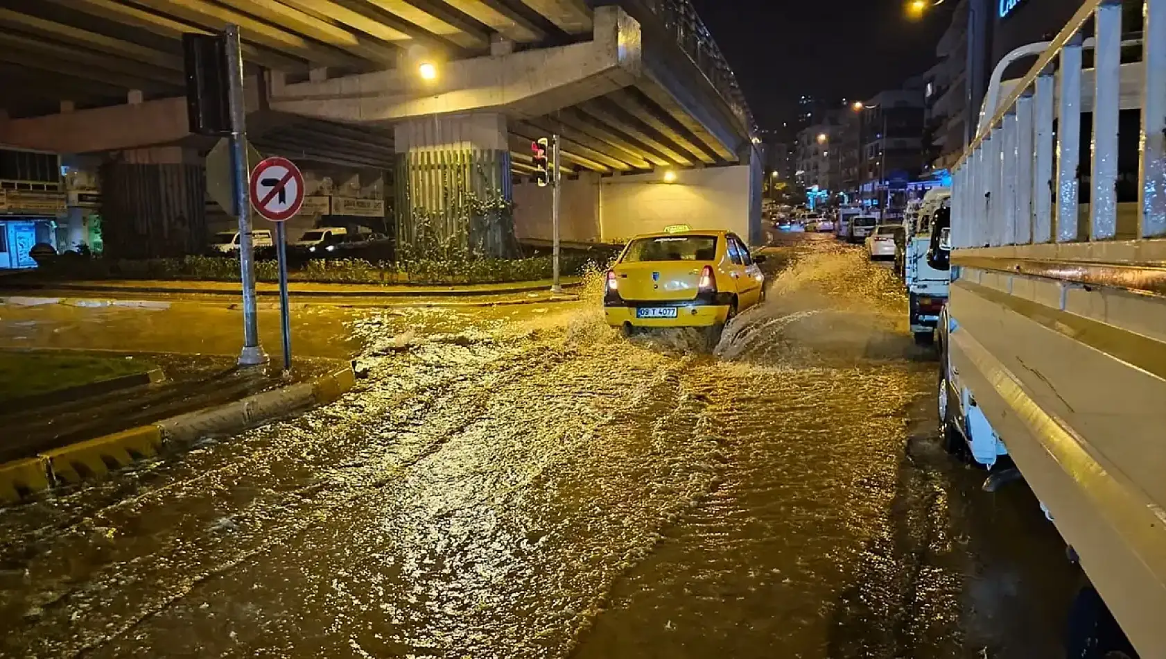 Kuşadası’nı 10 dakikada sel aldı