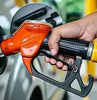 AKARYAKITA PEŞ PEŞE ZAM GELİYOR: BENZİN VE MOTORİN FİYATLARI YÜKSELİYOR