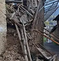 Bademli Mahallesi'nde Yıkılan Ev Yolu Kapattı: Mahalleli Bir Aydır Mağdur