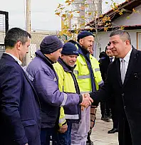 BAŞKAN OKUROĞLU BELEDİYE PERSONELİNİN YENI YILINI KUTLADI