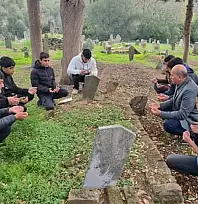 Bayındır'da Öğretmen ve Öğrenciler, Vefat Eden Öğretmenleri Kabirleri Başında Andı