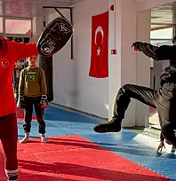 BAYINDIR GENÇLİK MERKEZİNDE KICK BOKS HEYECANI YAŞANDI