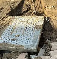 BİRGİ'DE YAĞIŞ SONRASI YOL ÇÖKTÜ – ARAÇLAR ÇUKURA DÜŞÜYOR