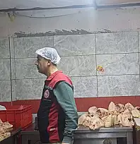 Buca'da Onay Belgesiz Çiğ Kanatlı Eti Parçalama Tespit Edildi