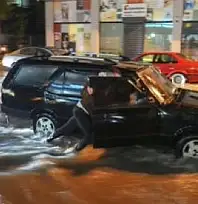 BUCA'DA SEL KABUSU: ARAÇLAR SÜRÜKLENDİ, VATANDAŞLAR CANINI ZOR KURTARDI