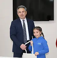 Elif Dere İzmir birincisi oldu, Vali Elban'dan ödül aldı