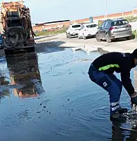GAZİ MUSTAFA KEMAL MAHALLESİ'NDE KANALİZASYON ÇİLESİ: ÖĞRENCİLER PİS SU İÇİNDE OKULA GİDİYOR
