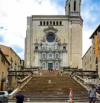 GİRONA KATEDRALİ İSPANYA'NIN KATALONYA BÖLGESİNDEKİ EN İKONİK YAPILARINDAN BİRİ OLARAKYENİ YILA ÖZEL ETKİNLİKLERLE GÜNDEMDE