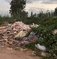 HÜRRİYET MAHALLESİ'NDE YOL ÇÖPLÜĞE DÖNDÜ VATANDAŞLAR TEPKİLİ: 'BELEDİYE MÜDAHALE ETMİYOR'