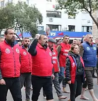 İZMİR'DE MAAŞ KRİZİ: 'ÇIPLAK MAAŞA ÇIPLAK AYAK YÜRÜYÜŞÜ'