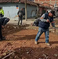 KİRAZ BELEDİYESİ'NDEN YENİ MAHALLE'DE PARKE TAŞI TAMİRATI