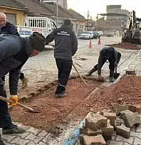 KİRAZ BELEDİYESİ'NDEN YENİMAHALLE'DE YOL ONARIMI