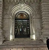 MONAKO PRENSLİĞİ'NİN TARİHİ SEMBOLÜ: PRENS SARAYI GECE IŞIKLARI ALTINDA