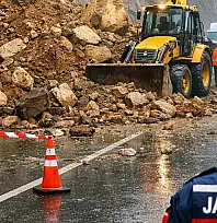 Ödemiş Bozdağ yolunda heyelan meydana geldi