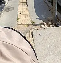 ÖDEMİŞ'TE BEBEK ARABALARI KALDIRIMLARDA İLERLEYEMİYOR