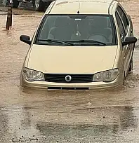 ÖDEMİŞ'TE SAĞANAK YAĞIŞ KANALI ÇÖKERTTİ: OTOMOBİL HEMZEMİNDE ÇUKURA SAPLANDI