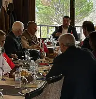 Okuroğlu edebiyatçılarla buluştu