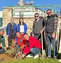 SEYYAH ÖMER VE GEZGİN NECİP BAYINDIR'DA FİDAN DİKTİ GENÇLİK MERKEZİ DESTEK VERDİ