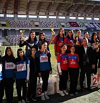 TİRE'DE ATATÜRK KIR KOŞUSUNDA DERECEYE GİRENLER ÖDÜLLENDİRİLDİ