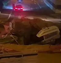 TİRE'DE OTOMOBİL AÇIK ÇUKURA DÜŞTÜ