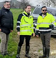 Tire'de sel incelemesinden zor anlar: Başkan gazeteciyi kurtardı