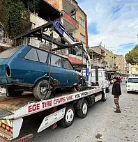 TİRE'DE TERK EDİLMİŞ ARAÇLAR TOPLANDI, YEDİEMİN OTOPARKINA ÇEKİLDİ