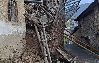 Bademli Mahallesi'nde Yıkılan Ev Yolu Kapattı: Mahalleli Bir Aydır Mağdur