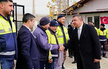 BAŞKAN OKUROĞLU BELEDİYE PERSONELİNİN YENİ YILINI KUTLADI