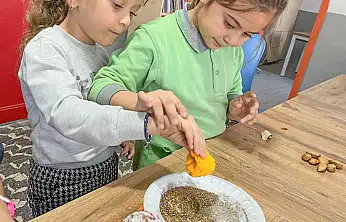 Bayındır'da Minik Ellerle Rengârenk Çiçekler Açtı