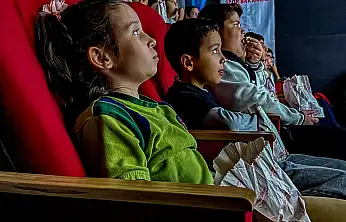 Bayındır'da Miniklerle Sinema Keyfi: Rafadan Tayfa Etkinliği Renkli Görüntülere Sahne Oldu