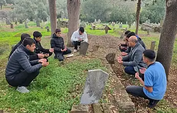 Bayındır'da Öğretmen ve Öğrenciler, Vefat Eden Öğretmenleri Kabirleri Başında Andı