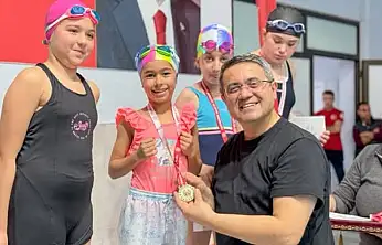 Bayındır'da Yüzme Şenliği Coşkusu: Genç Sporcular Ödüllerini Aldı