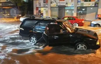 BUCA'DA SEL KABUSU: ARAÇLAR SÜRÜKLENDİ, VATANDAŞLAR CANINI ZOR KURTARDI