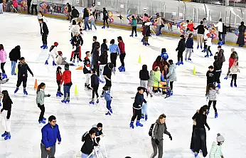 BÜYÜKŞEHİR'DEN ÖĞRENCİLERE YARIYIL TATİLİ BUZ PİSTİ HEDİYESİ