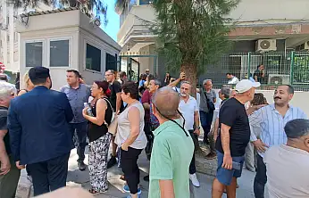 CHP İzmir Milletvekilleri Deniz Yücel ve Murat Bakan, Tutuklu Ailelerine Destek İçin Karakola Geldi