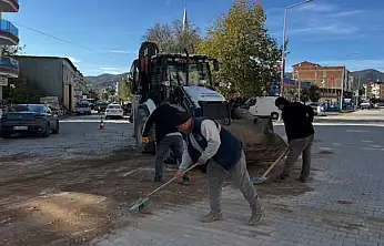 Cumhuriyet Mahallesi'nde Parke Taşı Onarımı