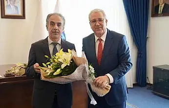 EGE ÜNİVERSİTESİ'NDE REKTÖRLÜK DEVİR TESLİMİ: KİRAZ DOĞUMLU PROF. DR. MUSA ALCI GÖREVE BAŞLADI