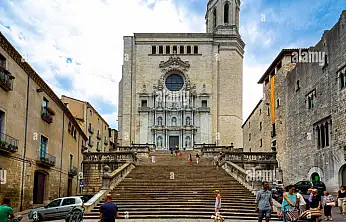GİRONA KATEDRALİ İSPANYA'NIN KATALONYA BÖLGESİNDEKİ EN İKONİK YAPILARINDAN BİRİ OLARAKYENİ YILA ÖZEL ETKİNLİKLERLE GÜNDEMDE