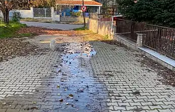 Gölcük Mahallesi Çiçek Sokak'ta Su Sızıntısı Vatandaşları Endişelendirdi