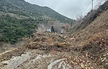 Heyelan yolu kapattı: Ekipler, seferber oldu