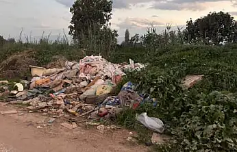 HÜRRİYET MAHALLESİ'NDE YOL ÇÖPLÜĞE DÖNDÜ VATANDAŞLAR TEPKİLİ: 'BELEDİYE MÜDAHALE ETMİYOR'