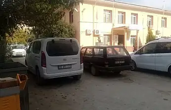 Kiraz Aile Sağlığı Merkezi'nin Girişi Araçlar Tarafından Kapatıldı