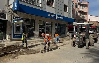 Kiraz Belediyesi'nden Cumhuriyet Mahallesi'nde Asfalt Yama Çalışması