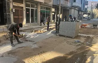 KİRAZ'DA İSTİKLAL MAHALLESİ'NDE TAŞ TAMİRATI SÜRÜYOR