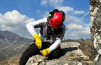 KÖYÜ TEHDİT EDEN KAYAYA TİRE BELEDİYESİ'NDEN MÜDAHALE