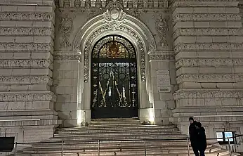 MONAKO PRENSLİĞİ'NİN TARİHİ SEMBOLÜ: PRENS SARAYI GECE IŞIKLARI ALTINDA