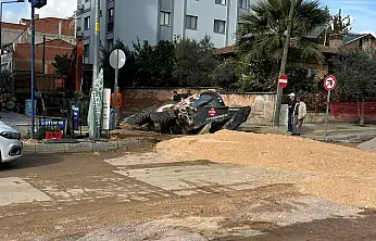 ÖDEMİŞ CUMHURİYET MAHALLESİ'NDE YOL ÇALIŞMASINDA KEPÇE DEVRİLDİ