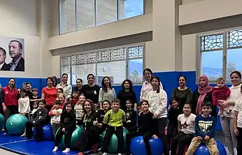 Ödemiş Gençlik Merkezi'nde 'Aile Yılı' kapsamında anneler ve çocuklar için zumba etkinliği
