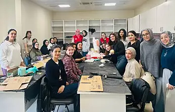 Ödemiş Gençlik Merkezi'nde Üniversitelilerden Renkli Tasarım Atölyesi