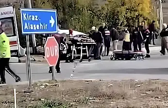 ÖDEMİŞ KAYMAKÇI'DA İKİ ARAÇ ÇARPIŞTI: 5 YARALI